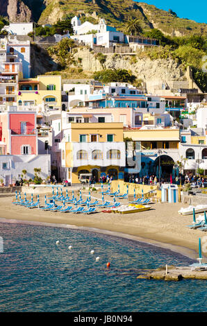 Port touristique avec les bateaux typiques de la Méditerranée dans l'île de Ischia Banque D'Images