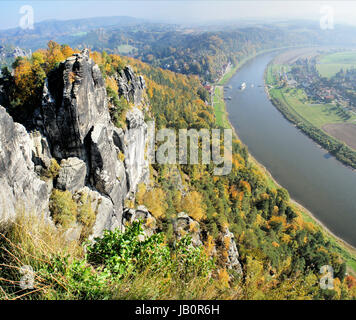 Blick von der Bastei dans der Sächsischen Schweiz in Deutschland auf die Elbe ; bunte Laubwälder, auf der Elbe ein der Sächsischen Dampfschifffahrt Dampfer ; Vue de la Bastei dans la Suisse saxonne en Allemagne sur l'Elbe, colorées de forêts de feuillus, sur un bateau à vapeur de l'Elbe le Saxon Steamship Company Banque D'Images