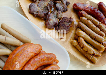 Saucisse de Vienne et traditionnel avec Gypsy Roast avant et après cuisson Banque D'Images