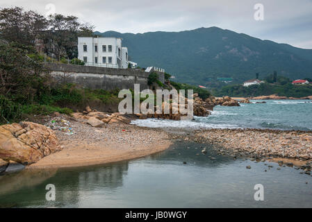 Les déchets plastiques rejetés sur plage, Shek-O, Hong Kong Banque D'Images