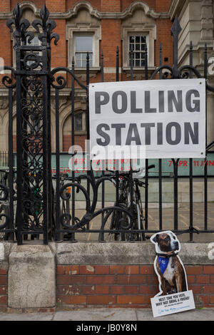 L'extérieur du bureau de vote le matin de l'UK's 2017 élections générales à l'extérieur de la South London Gallery de Camberwell, le 8 juin 2017, à Londres, en Angleterre. Banque D'Images