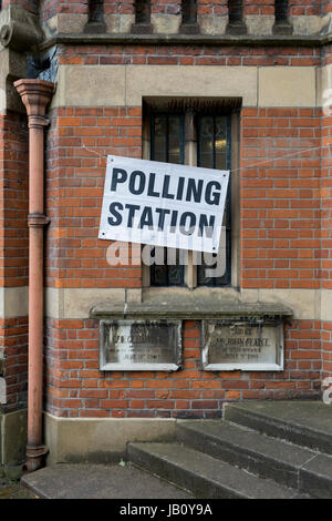 L'extérieur du bureau de vote le matin de l'UK's 2017 élections générales à l'extérieur de l'église baptiste de l'époque édouardienne en demi lune Lane à Herne Hill, le 8 juin 2017, à Londres, en Angleterre. Banque D'Images