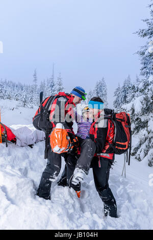 Effectuer une patrouille de ski femme blessé sur brancard de sauvetage de skieurs Banque D'Images