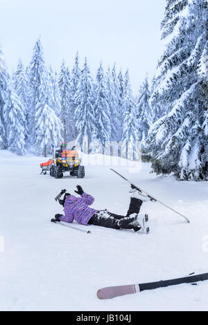 Patrouille de Ski femme blessée de sauvetage après l'accident, couché dans la neige Banque D'Images
