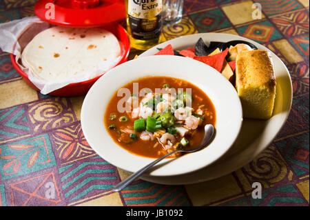 Jambalaya,lumineux, blanc, chips, tortillas, cuillère, fond coloré, motif, rouge Banque D'Images