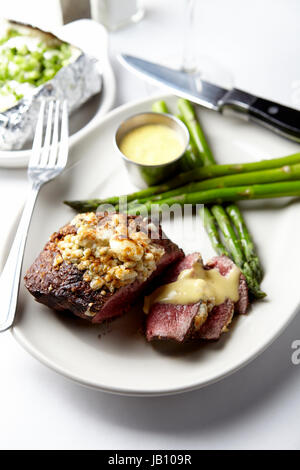 Steak, asperges, couteaux, fourchettes, sauce, plaque blanche, lumineuse, vert Banque D'Images