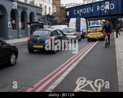 Voiture de police a de conduire sur une voie cyclable séparée sur un appel d'urgence Royal College Street Camden Town Londres UK Banque D'Images