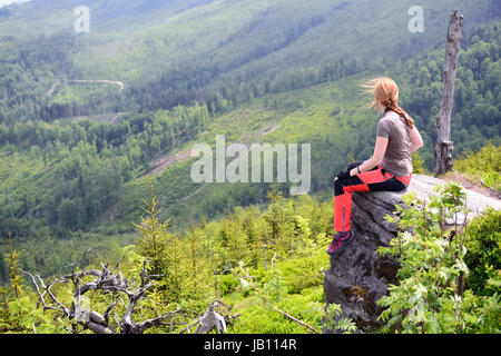 Randonnées le long des sentiers touristiques dans les montagnes Beskid en Pologne avec le sac à dos sur l'arrière Banque D'Images