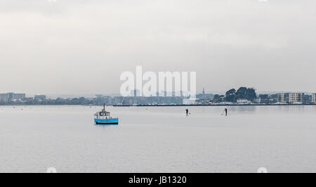 Bateau de pêche bleu dans le port de Poole sur un jour gris Banque D'Images