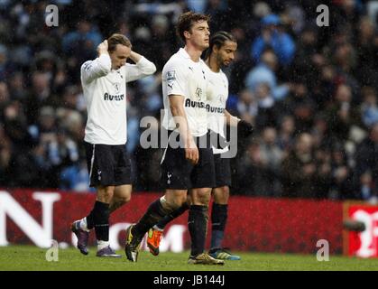 SCOTT PARKER et ÉQUIPE TRUDGE OFF V Manchester City FC SPURS Etihad Stadium Manchester en Angleterre le 22 janvier 2012 Banque D'Images