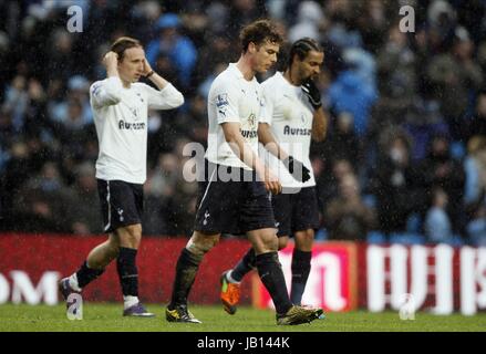 SCOTT PARKER et ÉQUIPE TRUDGE OFF V Manchester City FC SPURS Etihad Stadium Manchester en Angleterre le 22 janvier 2012 Banque D'Images