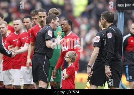 Arbitre Phil Dowd a MOT WIT UNITD V LIVERPOOL MANCHESTER OLD TRAFFORD MANCHESTER EN ANGLETERRE 11 Février 2012 Banque D'Images