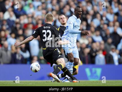 MARIO BALOTELLI SE FAIT SURPRENDRE PAR MANCHESTER CITY V BOLTON WANDE ETIHAD STADIUM MANCHESTER EN ANGLETERRE 03 Mars 2012 Banque D'Images