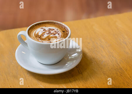 Tasse à café latte art sur bois table et copy space Banque D'Images