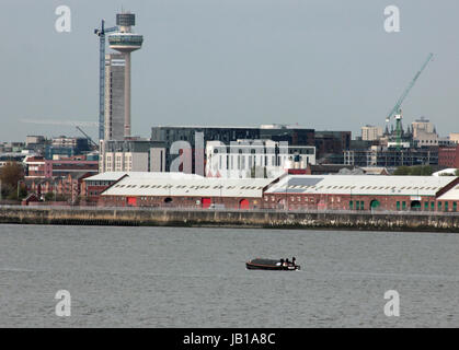 Le Leeds et Liverpool "barge canal Kennet" traverse la rivière à marées de passer le long de la Mersey Liverpool avant l'eau. Banque D'Images