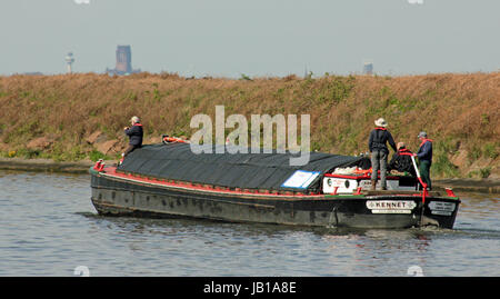 Le Leeds et Liverpool "barge canal Kennet" voyageant le long de la Manchester Ship Canal ayant quitté Ellesmere Port sur un voyage à Liverpool. Banque D'Images