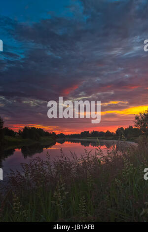 L'été, coucher de soleil magnifique sur la rivière Pyhajoki dans le Nord de la Finlande. Il est milieu de l'été et le soleil se couche seulement pour un moment. Banque D'Images