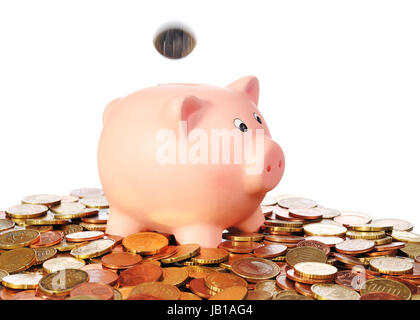 Fallender Sparschwein mit einer Fläche Euro Münze en aus Euro Münzen vor weißem Hintergrund Banque D'Images