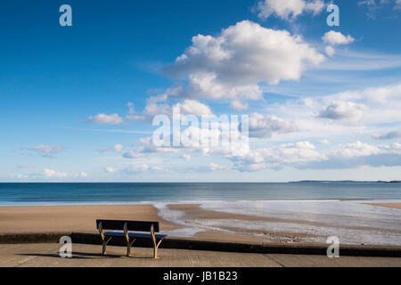 Un banc solitaire regardant voir Saundersfoot Pembrokeshire Wales Beach Banque D'Images