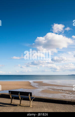 Un banc solitaire regardant voir Saundersfoot Pembrokeshire Wales Beach Banque D'Images