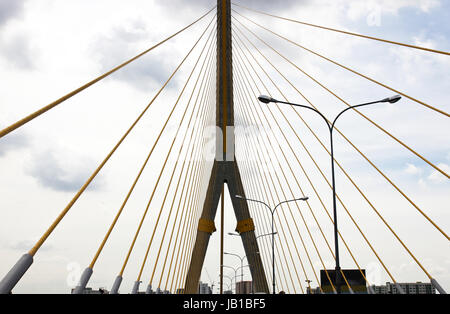 L'élingue Mega,Pont Rama 8, à Bangkok en Thaïlande Banque D'Images