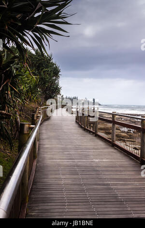 La promenade relie les plages de Caloundra, la belle plage de la ville dans le Queensland, Australie. Banque D'Images