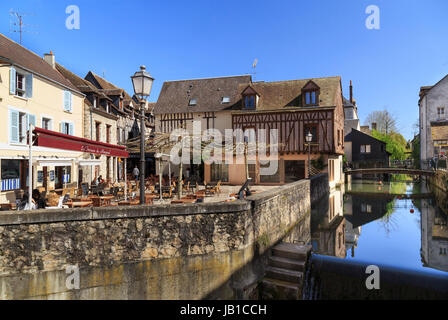 France, région du Gâtinais, Loiret (45), Montargis, le quartier ancien de la Pêcherie, petite place Jules Ferry et terrasses de café // France, Gatina Banque D'Images