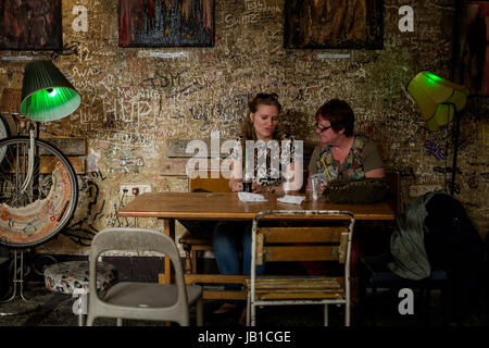 BUDAPEST, HONGRIE - AVRIL 17, 2016 : Szimplakert Bar ruine - mur peint, lieu de rencontre de différentes générations Banque D'Images