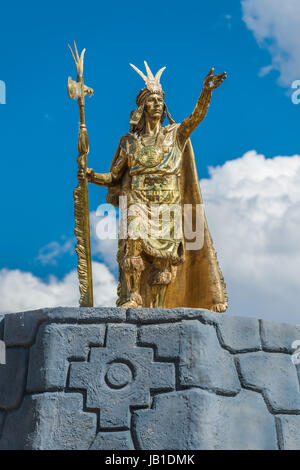 Inca Pachacutec statue à la Plaza de Armas de Cusco Pérou Banque D'Images