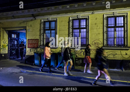 BUDAPEST, HONGRIE - AVRIL 19, 2016 : hostel Grandio et ruine bar dans le quartier juif, Nagy Diofa Street Banque D'Images