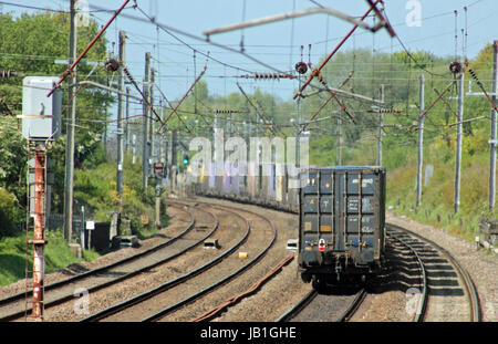 Deux locomotives électriques Freightliner disparaître à travers la brume de chaleur voyager dans le Lancashire, à la tête d'un train de conteneurs intermodaux. Banque D'Images