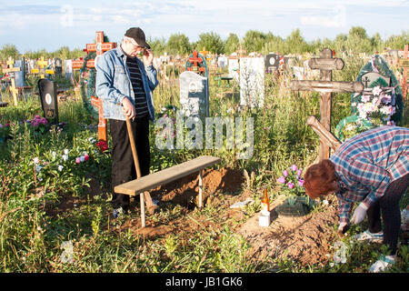 Perm, Russie - Juillet 13,2016 : établir un banc sur une tombe sur un cimetière Banque D'Images