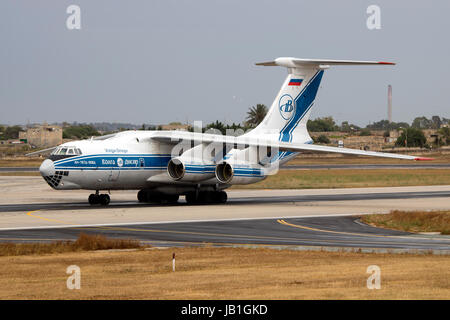 Volga-Dnepr Airlines Iliouchine Il-76TD-90VD [RA-76952] en arrière, après l'atterrissage sur une piste mouillée 13. Banque D'Images