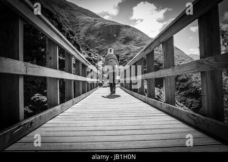 Lone Walker sur le chemin Ben Nevis, la plus haute montagne du Royaume-Uni, Lochaber, Ecosse, Royaume-Uni. Banque D'Images