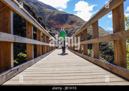 Lone Walker sur le chemin Ben Nevis, la plus haute montagne du Royaume-Uni, Lochaber, Ecosse, Royaume-Uni. Banque D'Images