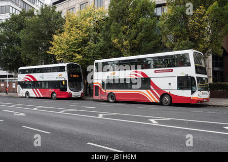 Deux Bus Eireann entraîneurs garés sur le bord de la route à Dublin Banque D'Images