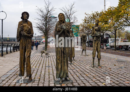 La famine des sculptures créées par Rowan Gillespie en 1997 et situé sur Custom House Quay sur les rives de la rivière Liffey, Dublin, Irlande. Banque D'Images