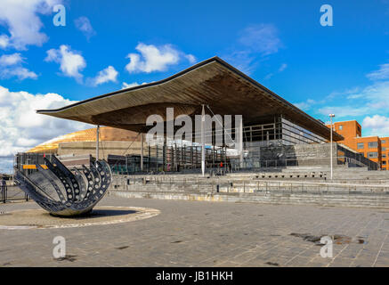 La baie de Cardiff, Cardiff, Pays de Galles - 20 mai 2017 : Sinedd, bâtiment de l'Assemblée nationale. Vue avant avec la sculpture au premier plan. Banque D'Images