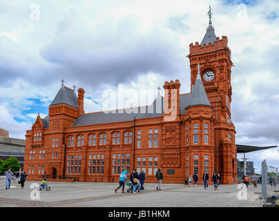 La baie de Cardiff, Cardiff, Pays de Galles - 20 mai 2017 : bâtiment Pierhead des personnes qui se promènent sur la place. Banque D'Images