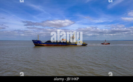 La baie de Cardiff, Cardiff, Pays de Galles - 20 mai 2017 : UKD Thon drague en mer sur un ciel bleu journée d'été. Banque D'Images