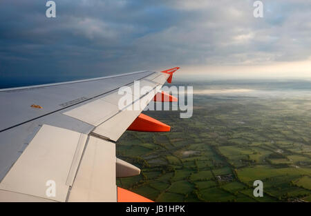 Easyjet avion volant au-dessus de la campagne, Gatwick, Londres, Angleterre Banque D'Images