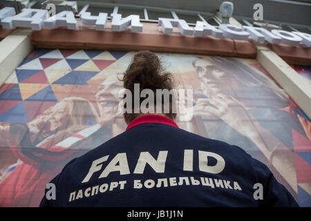 Les bénévoles aident à fans de la Coupe du monde au point d'émission de l'ID du ventilateur dans la ville de Moscou, Russie Banque D'Images