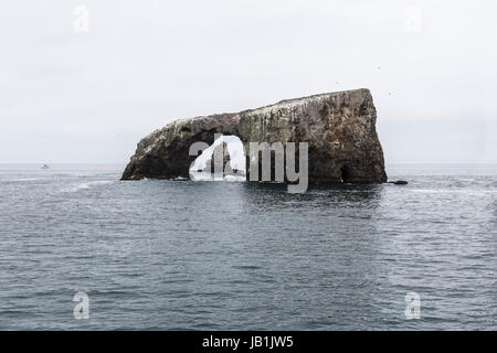 Anacapa island sea arch avec cloud sky à Channel Islands National Park en Californie du Sud. Banque D'Images