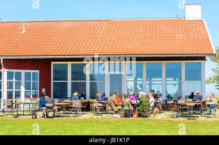 Ottenby, Suède - Mai 27, 2017 : l'environnement documentaire. Le coin salon en plein air au restaurant Fagel bla (oiseau bleu). Beaucoup de l'ornithologue rencontrez et manger Banque D'Images