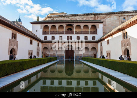 Patio de los Naranjos (la Cour des Myrtes), Palacios Nazaríes, La Alhambra, Granada Banque D'Images