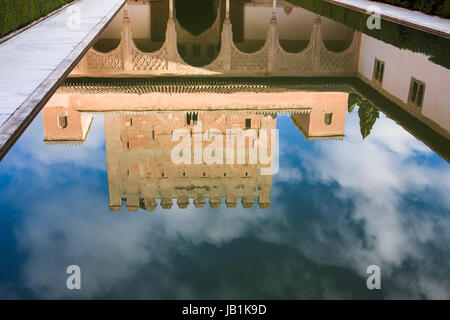 Reflet de la Torre de Comares dans la cour intérieure, Patio de los Arrayanes, La Alhambra, Granada, Andalousie, Espagne Banque D'Images