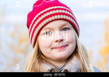 L'automne photo de belle fille de Red Hat Banque D'Images