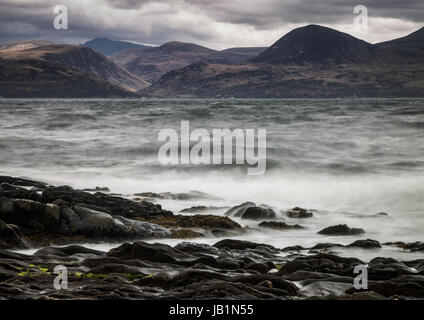 Arran vu de Kintyre rive en météo dramatique Banque D'Images