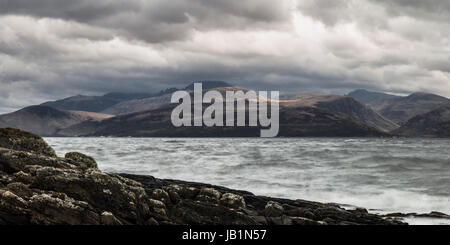 Photographie panoramique de l'île d'Arran à partir du rivage de Kintyre comme la météo a l'air menaçant Banque D'Images