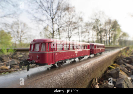 Train rouge, modèle de style bus train, sur les rails du train d'origine, a servi de transport public local, Celle, Allemagne Banque D'Images